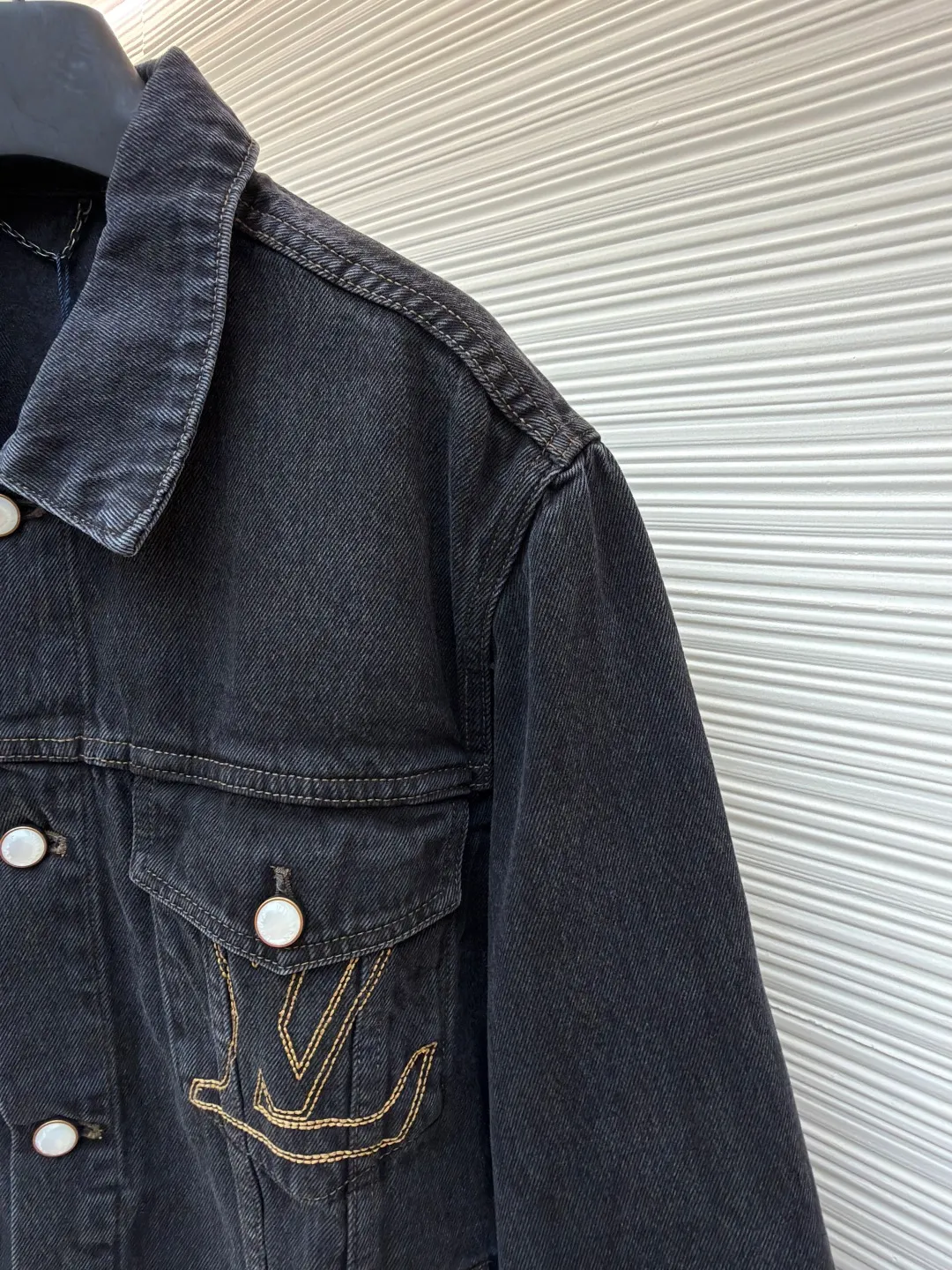 LOUIS VUITTON sand-washed embroidered denim jacket ●Original version: purchased and developed by 16217 ●Item number: 1681019-B55 ●Fabric: denim fabric ●Technology: washed embroidery production ●Version: fitted version ●Weight: about 1055 grams ●Size: 46-48-50-52 ●Description: Made of high-quality cow fabric, with clear and crisp texture, good wear resistance and breathability, comfortable and durable to wear; the brand logo embroidery on the chest adopts precise embroidery technology, the embroidery thread is full and tough, the stitches are fine and even, and the pattern outline is clear and three-dimensional; metal buttons and rivets It is made of high-quality hardware material, and the surface has been finely polished and plated. The color is bright and not easy to oxidize and fall off, and the combination with the denim fabric is strong and reliable; the jacket has a classic and elegant lapel shape, neat and smooth tailoring, which fits the body shape without losing a sense of leisure; the high-waist design firmly locks the waistline, instantly optimizing the body proportions and modifying the leg shape. The overall wiring is straight and delicate, the fabric is comfortable and soft, and the color is consistent without color difference. It can be matched with the same style to create a fashionable look and control various occasions. Customized accessories, complete with three standards, same style for men and women!